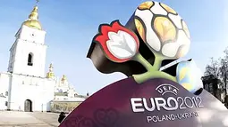 Logo UEFA EURO Cup 2012 diluncurkan di Katedral Mikhaylovsky, Kiev, Ukraina pada 14 Desember 2009. Partai final Euro 2012 dilangsungkan di Kiev pada 1 Juli 2012. AFP PHOTO/GENYA SAVILOV