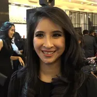 Sejak menjadi orang kantoran, Novita Angie mengaku berat badannya sedikit bertambah.