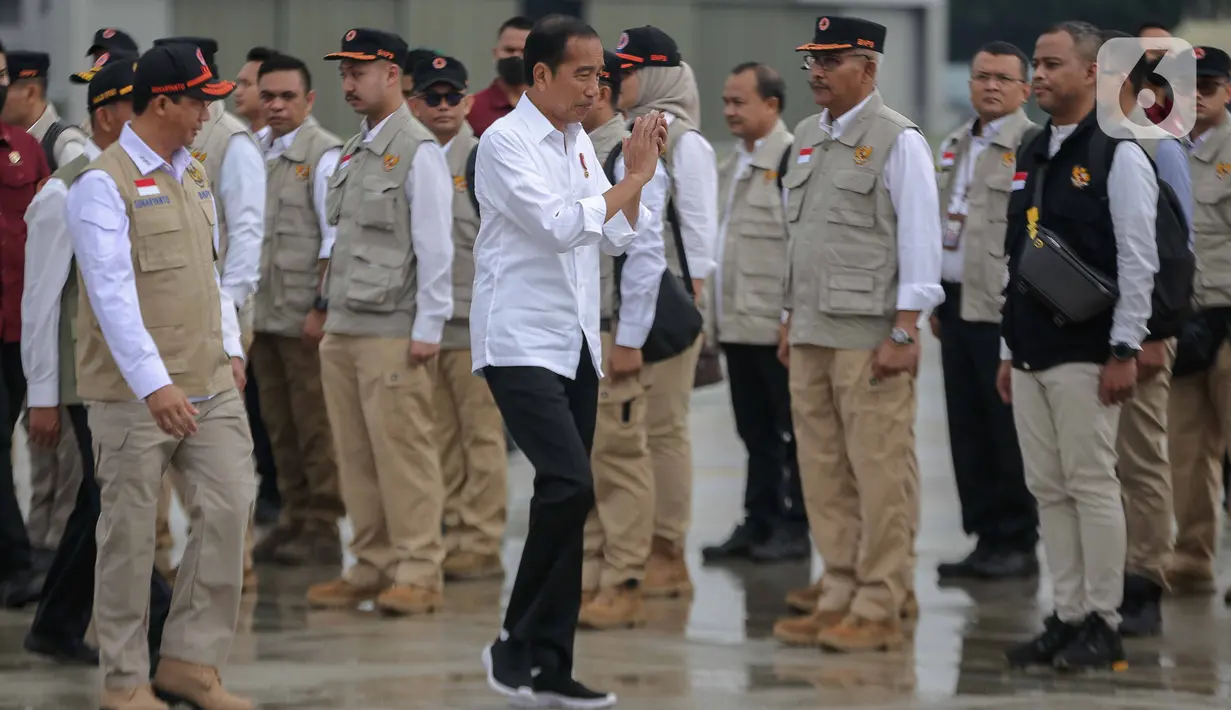 Presiden Joko Widodo tiba untuk melepas bantuan tahap tiga untuk penanganan gempa di Turki dan Suriah di di Base Ops Lanud Halim Perdana Kusuma, Jakarta, Selasa (21/2/2023). Jokowi berharap bantuan yang dikirimkan pemerintah Indonesia dapat bermanfaat dan meringankan beban korban gempa Turki dan Suriah. (Liputan6.com/Faizal Fanani)