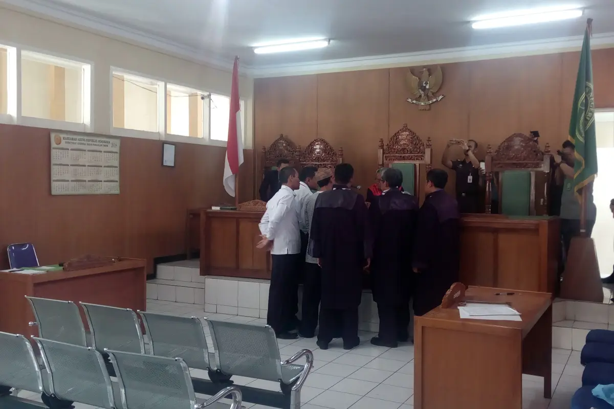Anggota tim Advokasi Muslim Pembela Tauhid bersitegang dengan terdakwa Uus di muka persidangan
