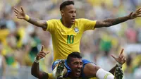 Striker Brasil, Neymar, digendong rekannya Paulinho merayakan gol ke gawang Meksiko pada babak 16 besar Piala Dunia di Samara Arena, Samara, Senin (2/6/2018). Brasil menang 2-0 atas Meksiko. (AP/Frank Augstein)