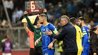 Pelatih Bosnia Herzegovina, Savo Milosevic (kanan) memberi instruksi kepada pemainnya, Edin Dzeko menjelang dimulainya babak kedua saat menghadapi Portugal pada laga lanjutan Grup J Kualifikasi Euro 2024 di Stadion Bellino Polje, Selasa (17/10/2023) dini hari WIB. (AFP/Elvis Barukcic)