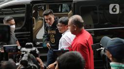 Baim Wong turun dari mobil setibanya di Polres Metro Jakarta Selatan, untuk memenuhi panggilan pemeriksaan pada Kamis (13/10/2022). Baim Wong dan Paula Verhoeven yang tiba bersama tidak berkomentar panjang saat ditanya awak media. (Liputan6.com/Faizal Fanani)