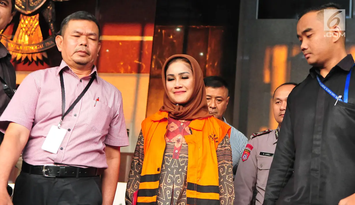 Wali Kota Tegal Siti Masitha berjalan menuju mobil tahanan seusai diperiksa penyidik KPK di Jakarta, Rabu (30/8). Bunda Sitha resmi ditahan usai ditetapkan sebagai tersangka kasus suap terkait proyek kesehatan di Pemkot Tegal. (Liputan6.com/Helmi Afandi)
