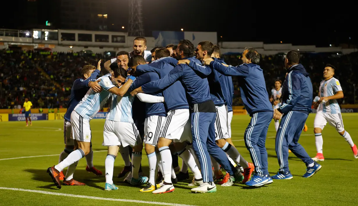 Pemain timnas Argentina merayakan kemenangan atas Ekuador pada Kualifikasi Piala Dunia 2018 zona Amerika Latin , di Stadion Atahualpa, Rabu (11/10). Hat-trick Messi membawa Argentina lolos ke Piala Dunia dengan skor 3-1. (AP/Fernando Vergara)