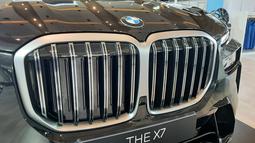 Front Shutter Grill yang dilengkapi dengan lampu iluminasi untuk menambah tampilan mewah. Mesin yang digunakan berkonfigurasi 3.000cc 6-silinder segaris dilengkapi dengan teknologi Twin Power Turbo yang menhasilkan tenaga 381 Hp dan torsi 520 Nm. Mesin ini dibantu oleh teknologi mild hybrid yang dapat meningkatkan performa sekaligus efisiensi bahan bakar.