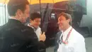 Rio Haryanto dikunjungi Adrian Campos (kanan), pemilik Campos Racing yang merupakan mantan tim GP2 Rio Haryanto seusai latihan bebas kedua F1 GP Spanyol di Sirkuit Catalunya, Spanyol, Jumat (13/5/2016). (Bola.com/Reza Khomaini)