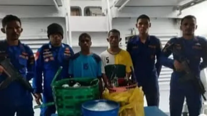 Dua nelayan asal Pulau Solor, Kabupaten Flores Timur, NTT ditangkap polisi karena memakai alat peledak (Liputan6.com/Ola Keda)