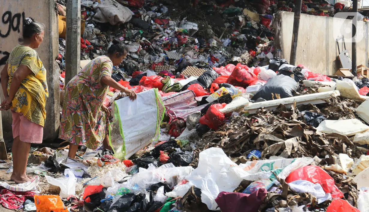Penumpukan sampah imbas dari terlambatnya truk pembuangan sampah yang juga terhambat dalam pembuangan sampah di TPA Cipayung. (Liputan6.com/Herman Zakharia)