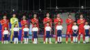 <p>Para pemain starting XI Timnas Indonesia U-22 berbaris menyanyikan lagu kebangsaan Indonesia Raya sebelum dimulainya laga keempat Grup A SEA Games 2023 menghadapi Kamboja di Olympic National Stadium, Phnom Penh, Kamboja, Rabu (10/5/2023). (Bola.com/Abdul Aziz)</p>