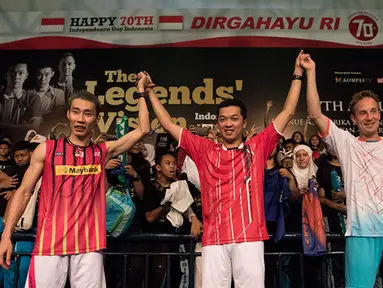 Pebulutangkis legendaris dunia Lee Chong Wei, Taufik Hidayat (tengah) dan Peter Gade (kanan) mengangkat tangan usai laga Yonex Legends Vision di GOR Asia Afrika, Jakarta, Senin (17/8/2015). (Bola.com/Vitalis Yogi Trisna)