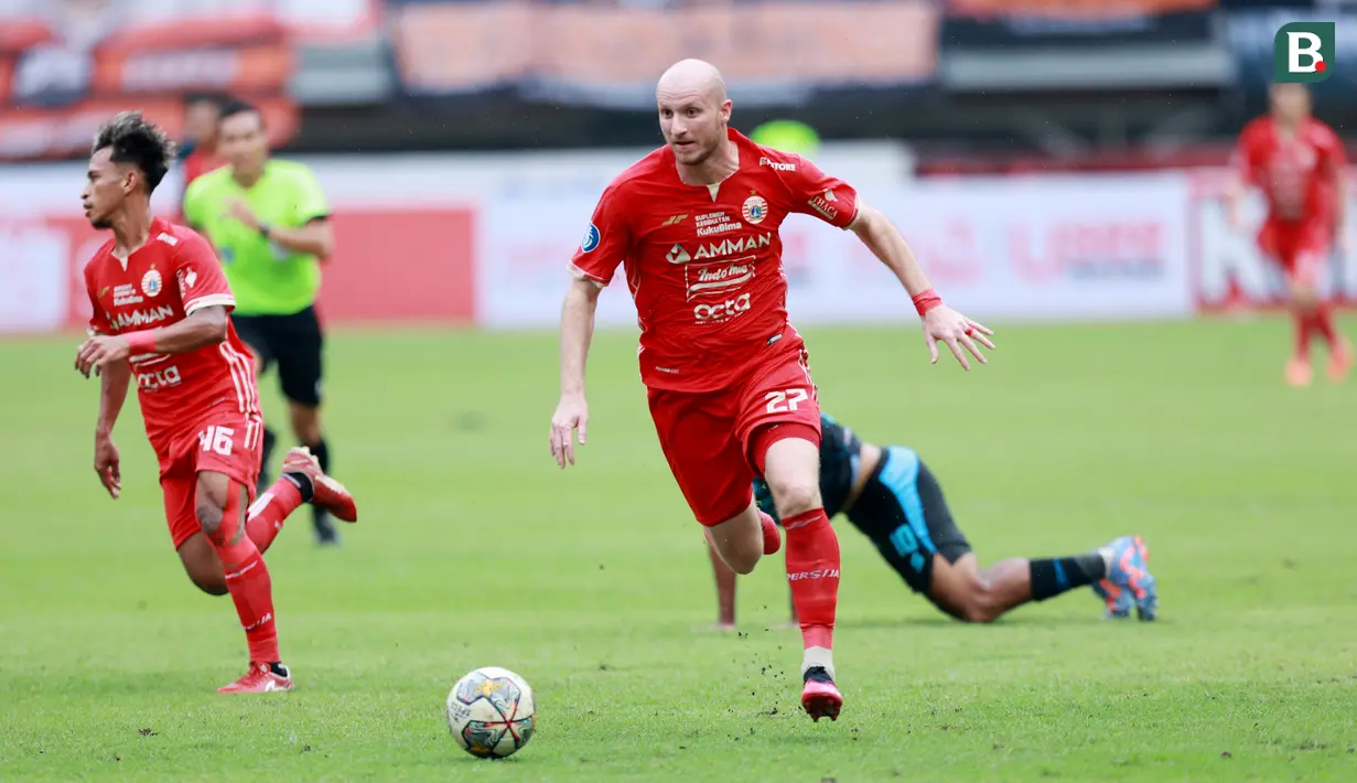 Pemain Persija Jakarta, Michael Krmencik, saat melawan Arema FC pada laga BRI Liga 1 di Stadion Patriot Candrabhaga, Bekasi, Minggu (12/2/2023). Namun, kenyataannya bomber Macan Kemayoran itu kesulitan mengembangkan permainan dan baru mencetak enam gol dari 19 pertandingan pada BRI Liga 1 2022/2023. (Bola.com/M Iqbal Ichsan)