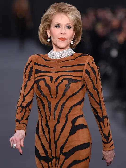 Aktris legendaris, Jane Fonda berjalan di catwalk menampilkan koleksi L'Oreal selama Paris Fashion Week, Minggu (1/10). Jane Fonda mencuri perhatian dengan mengenakan dress motif zebra dengan choker berlian yang menghias lehernya. (CHRISTOPHE SIMON/AFP)