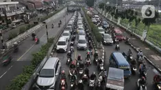Kendaraan terjebak kemacetan saat melintasi Underpass Pasar Minggu, Jakarta, Kamis (12/3/2020). Kemacetan yang terjadi di Underpass Pasar Minggu imbas dari pembangunan Flyover Poltangan. (merdeka.com/Iqbal Nugroho)