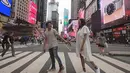 Negeri Paman sam juga tidak dilewatkan pasangan selebritas yang satu ini. Potret Nadine dan Dimas di jalanan kota New York.