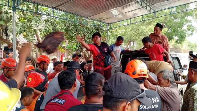 Dramatis! Relawan Gunakan Teknik Vertical Rescue Makamkan Perempuan Berbobot 300 Kg di Sragen