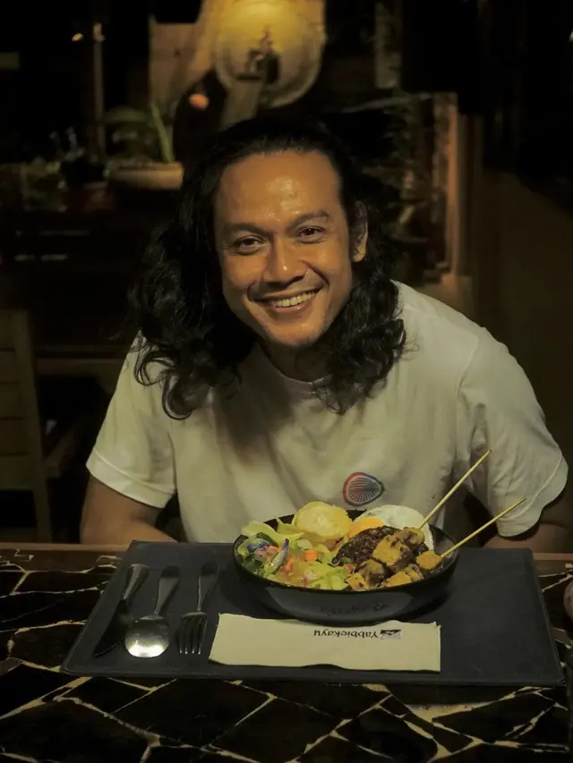 Pesona Dwi Sasono dengan Gaya Rambut Gondrong Ketika Digerai, Manly Banget