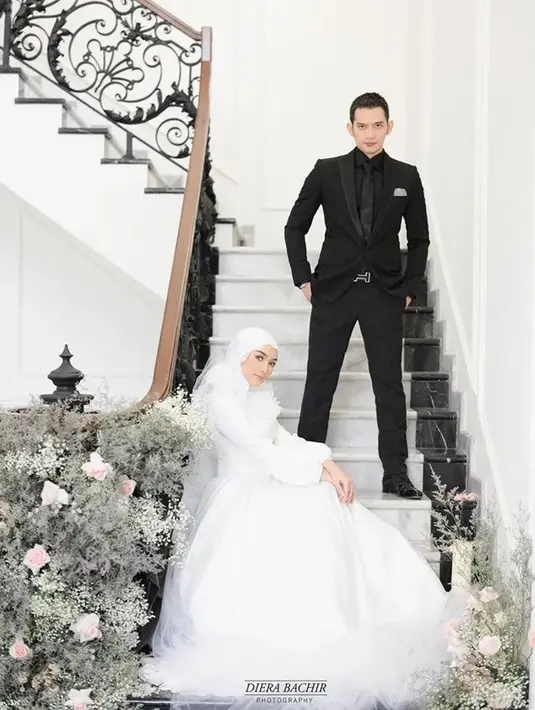 Sementara itu, Citra Kirana tampil dengan gaun putih mewah. Sedangkan Rezky mengenakan setelan jas hitamnya. [Diera Bachir]