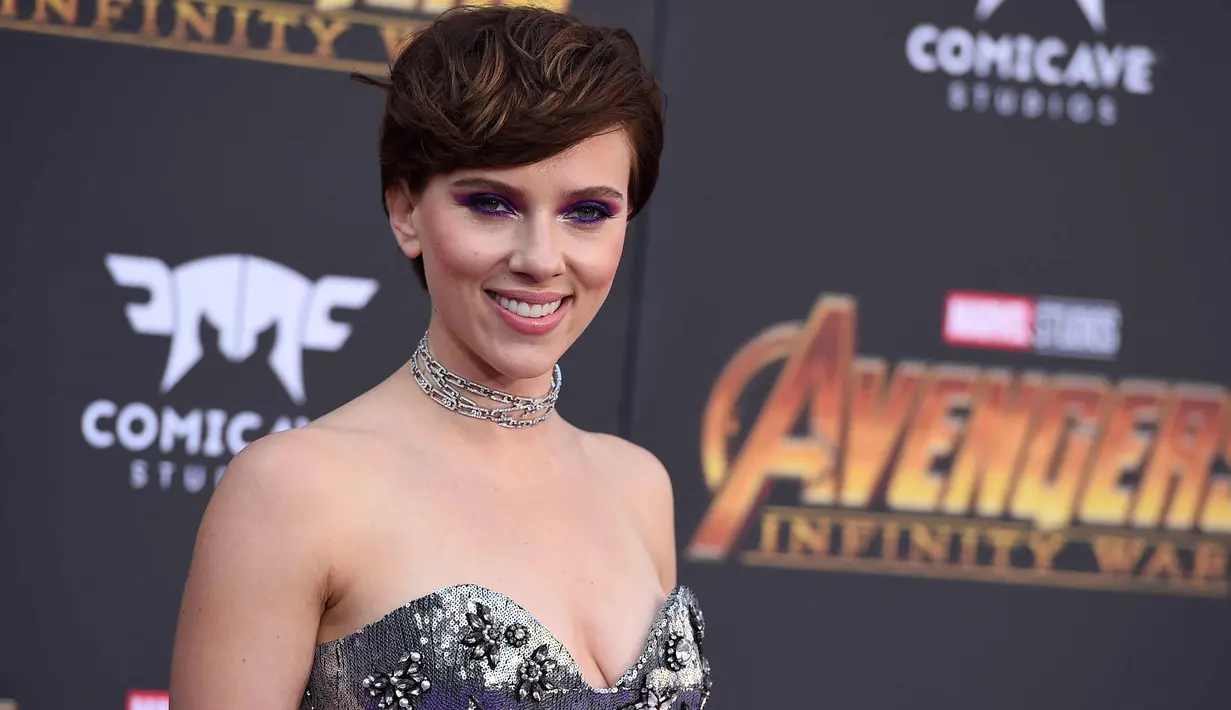 Scarlett Johansson berpose saat menghadiri pemutaran perdana film 'Avengers: Infinity War' di Los Angeles, California (23/4). Aktris 33 tahun ini hadir bersama pacarnya aktor Colin Jost. (AP Photo/Jordan Strauss)
