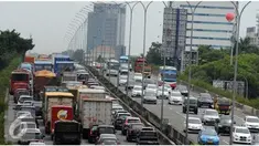 Jelang long weekend atau libur panjang akhir pekan, arus lalu lintas di jalan Bandara Soekarno Hatta (Soetta) Tangerang, Banten padat merayap. Padahal, kenaikan penumpang pesawat di bandara ini hanya 10%.