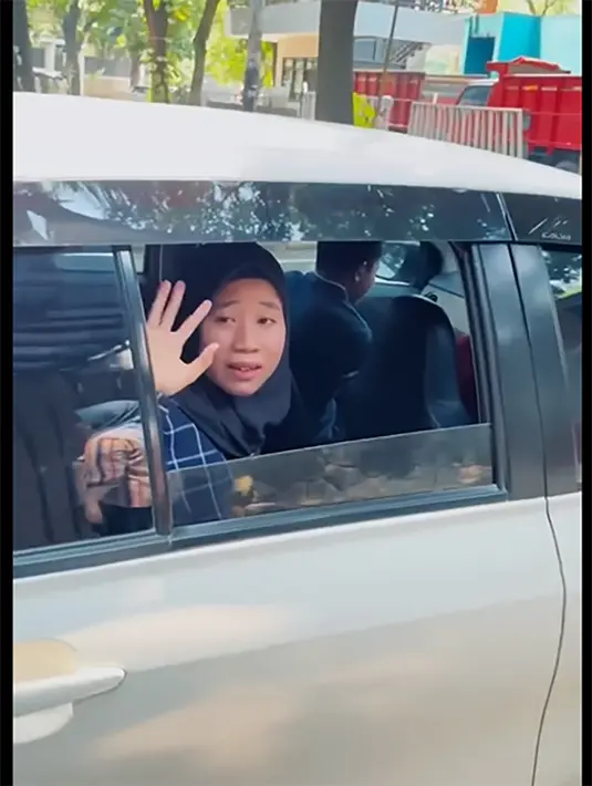 Tidak hanya Aurel dan baby Ameena, tampak susternya juga ikut sedih dan merasa tak kuat. "Aku sedih banget, udah" kata Susternya. [Instagram/attahalilintar]