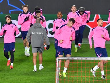 Para pemain Atletico Madrid mengambil bagian dalam sesi latihan resmi di Praha, pada 25 November 2024. (Michal Cizek/AFP)