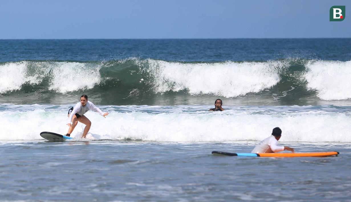 Tarif yang dikenakan untuk penyewaan papan selancar sekaligus pendamping sebesar Rp. 250 ribu perjam. (Bola.com/M iqbal Ichsan)