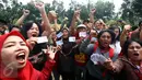 Sejumlah warga menunjukan KTP saat  pengumpulan KTP di depan Balai Kota, Jakarta, Kamis (5/11). Pendataan dan pengumpulan KTP tersebut sebagai petisi penangguhan penahanan Ahok sebagai Tahanan Kota. (Liputan6.com/Johan Tallo)