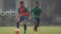 Gelandang Bhayangkara FC, Evan Dimas, beresaha melewati gelandang Persib, Gian Zola, saat mengikuti seleksi Timnas Indonesia U-22 di Lapangan SPH Karawaci, Banten, Selasa (7/3/2017). (Bola.com/Vitalis Yogi Trisna)