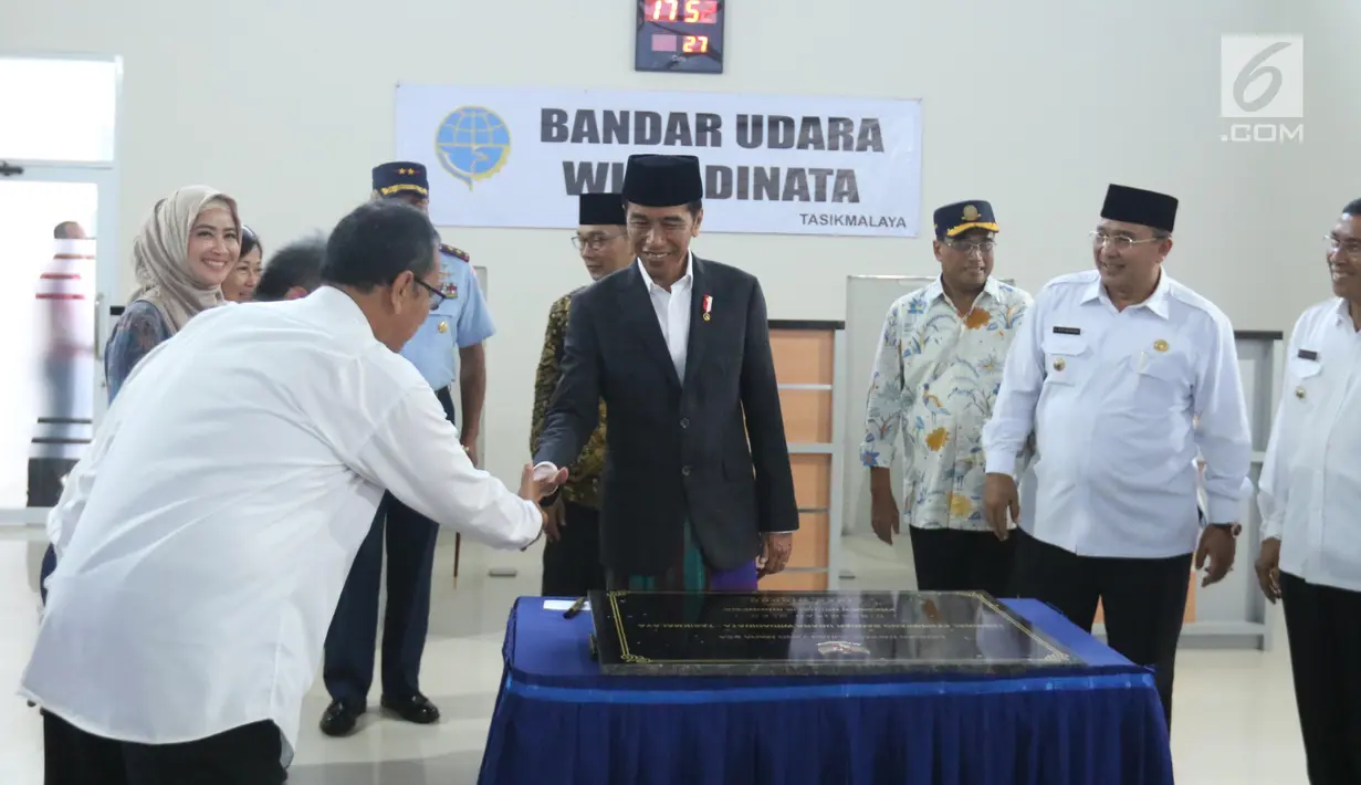 Presiden Joko Widodo saat meresmikan Bandara Wiriadinata Tasikmalaya, Jawa Barat, Rabu (27/2). Bandara tersebut sudah terlihat nyaman, dan ada tiga counter untuk chekin dengan jumlah kursi yang bisa menampung 120 penumpang. (Liputan6.com/Angga Yuniar)