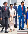 Selalu menarik untuk melihat gaya dari Ibu Negara, Iriana Jokowi. Terutama ketika beliau mendampingi Pak Presiden di setiap kesempatan. Mari kita lihat beberapa momen gaya fashionable Ibu Iriana mengenakan kebaya saat mendampingi Pak Jokowi. [Foto: Instagram/jokowi]