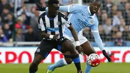 Cheick Tiote mengecoh pemain Manchester City, Yaya Toure pada laga Premier League di Saint James Park stadium, Newcastle, (19/4/2016).  (EPA/Lindsey Parnaby)