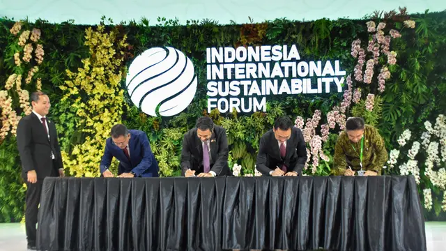 Penandatanganan Perjanjian Pembelian Hidrogen Hijau antara PLN dengan PT Pupuk Indonesia (Persero) dan ACWA Power dalam agenda Indonesia International Sustainability Forum (IISF) 2024. (Dok PLN)