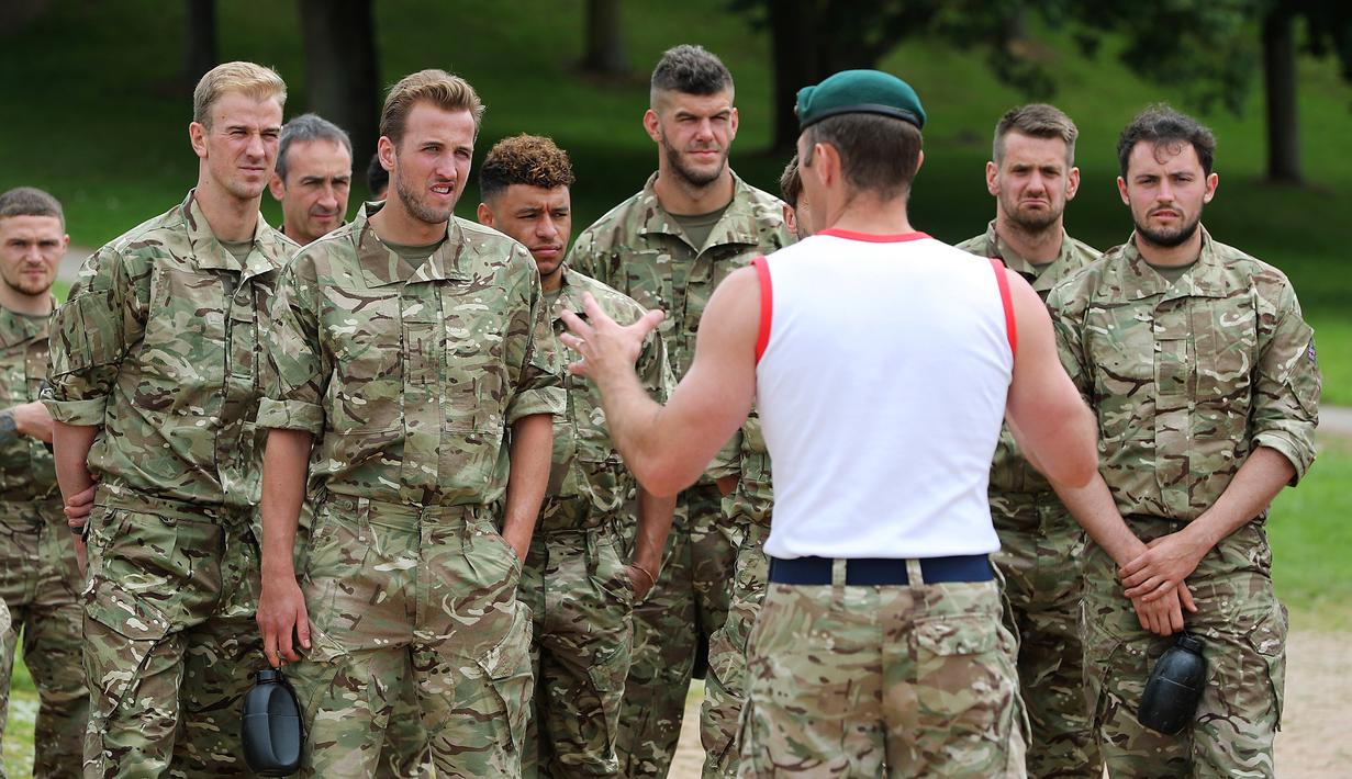 Sejumlah pemain Timnas Inggris saat mengikuti latihan di Markas Militer Kerajaan Inggris di Devon, (03/06/2017). Timnas Inggris menggelar latihan rahasia yang melibatkan pihak militer kerajaan. (EPA//Barry Wheeler)