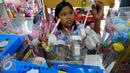 Seorang anak sedang memilih perlengkapan alat tulis sekolah, Jakarta, Minggu (26/7/2015). Jelang tahun ajaran baru 2015/2016, penjualan buku tulis dan perlengkapan sekolah diperkirakan terus meningkat hingga Agustus mendatang. (Liputan6.com/Yoppy Renato)