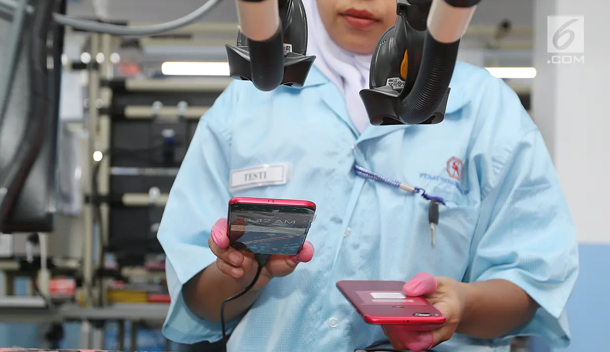 Teknisi melakukan pengetesan pada smartphone Xiaomi di pabrik PT. Sat Nusapersada, Batam, Senin (4/11). Xiaomi resmi diproduksi di Indonesia pada Februari 2017. (Liputan6.com/Fery Pradolo)