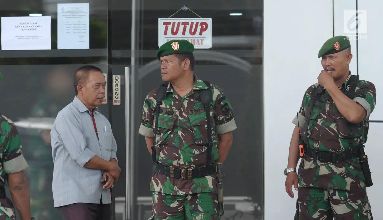 Sejumlah personel TNI berjaga di sekitar area PN Jakarta Selatan saat sidang pembacaan tuntutan terhadap terdakwa sejumlah kasus tindak pidana terorisme, Aman Abdurrahman, Jumat (18/5). (Liputan6.com/Helmi Fithriansyah)