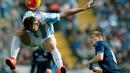 Aksi pemain Malaga, Charles Dias de Oliveira (kiri), dalam laga La Liga Spanyol di Estadio La Rosaleda, Minggu (21/2/2016) malam WIB. (AFP/Jorge Guerrero)
