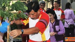 
Citizen6, Jakarta: Panglima TNI dan Ketua Umum IKKT Pragati Wira Anggini diikuti oleh Ketua panitia HUT IKKT, dan para pejabat Mabes TNI menanam pohon di depan Taman Wana Tirta.(Pengirim: Badarudin Bakri)