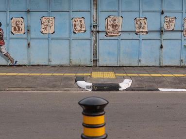 Sketsa-sketsa terlihat di depan Kampung Tematik Sketsa di kawasan Penjaringan, Jakarta Utara, Rabu (1/7). Sketsa-sketsa yang menghiasi kawasan tersebut dibuat dalam rangka menyambut Asian Games XVIII Tahun 2018. (Liputan6.com/Immanuel Antonius)