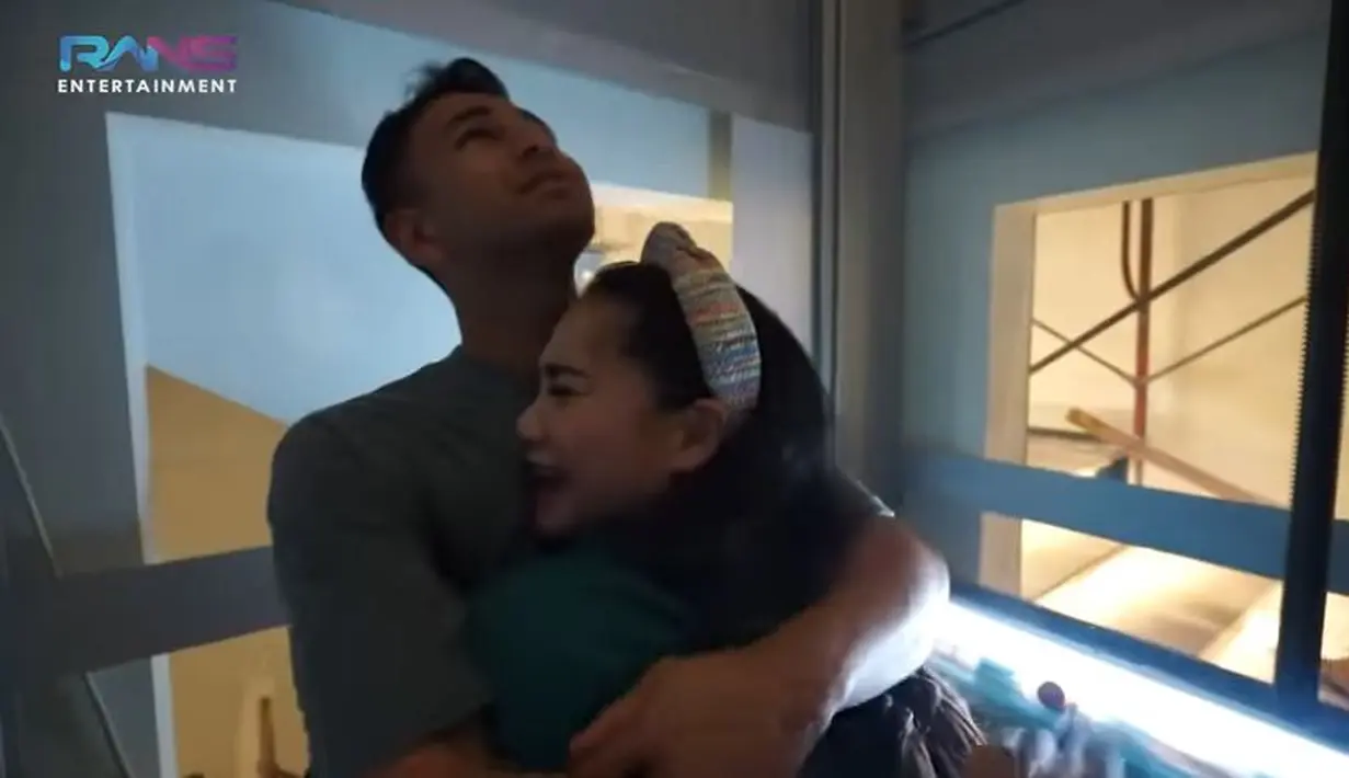 Saat lift dioperasikan, Nagita Slavina tiba-tiba ketakutan dan langsung memeluk sang suami. Raffi Ahmad menganggap istrinya memang mencari kesempatan untuk dipeluk. (Foto: YouTube)