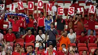 Ratusan suporter timnas Indonesia U-23 terus memberikan dukungan buat Evan Dimas dkk saat laga melawan Thailand di semifinal sepak bola SEA Games ke-28 di National Stadium Singapore, (13/6/2015). Indonesia kalah 0-5. (Liputan6.com/Helmi Fithriansyah)