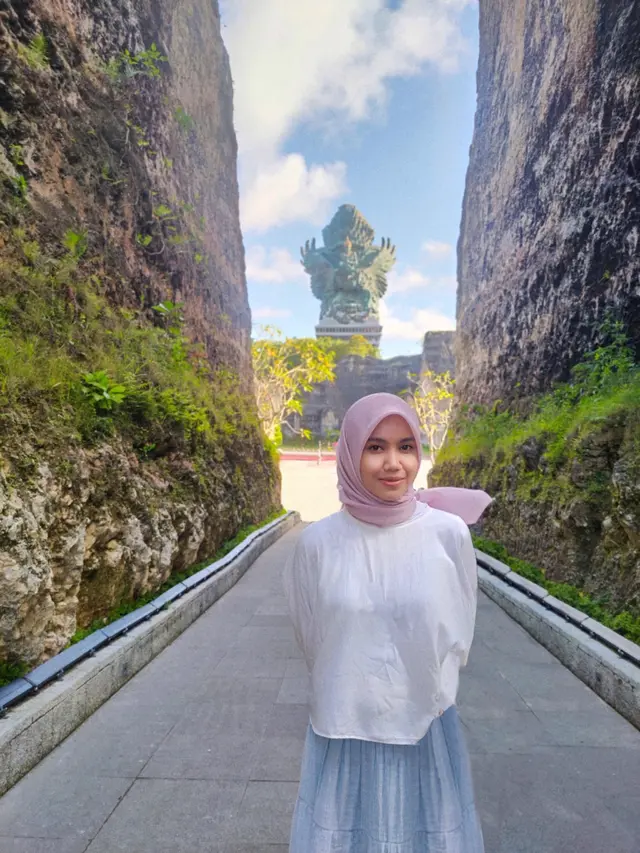 Wanita Ini Minta Orang Dibelakangnya Dihilangkan, 8 Hasil Editan Fotonya Bikin Tepuk Jidat