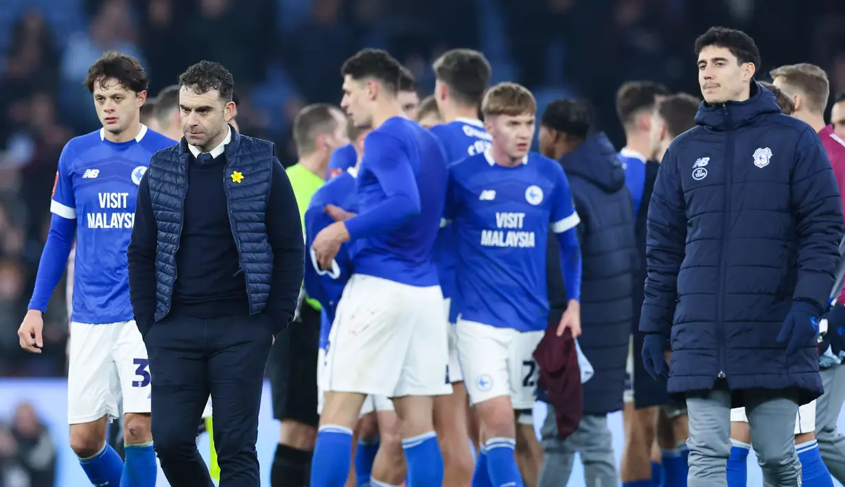 Pemain Cardiff City tertunduk lesu setelah ditaklukkan Aston Villa pada laga Piala FA di Villa Park, Sabtu (1/3/2025). Marco Asensio menjadi bintang dengan dua gol. Sementara Marcus Rashford berkontribusi melalui assistnya. (AP Photo/Darren Staples)