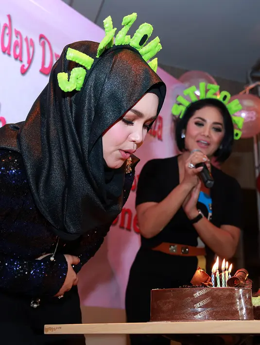 Perayaan ulang tahun di Jakarta ini adalah yang pertamanya. sebelumnya, Diva asal negeri Jiran ini selalu merayakan ulang tahunnya bersama keluarga besarnya di Malaysia. Sedangkan Sitizoners hanya mendoakan tanpa kehadiran Siti. (Deki Prayoga/Bintang.com)