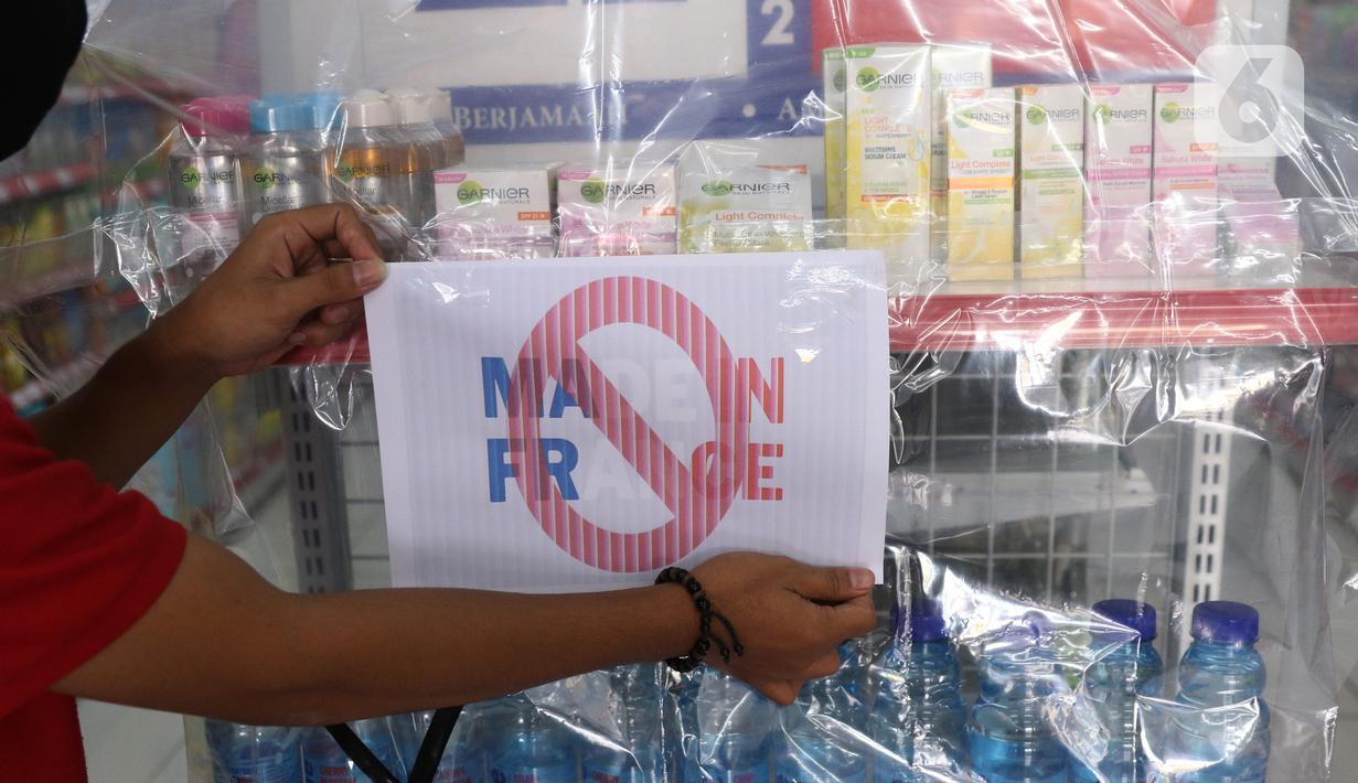 Karyawan menutup produk yang diboikot karena dinilai berafiliasi dengan Prancis dengan menggunakan pelastik dan bertada silang di sebuah minimarket di Tangerang, Banten, Kamis (5/11/2020). (Liputan6.com/Angga Yuniar)