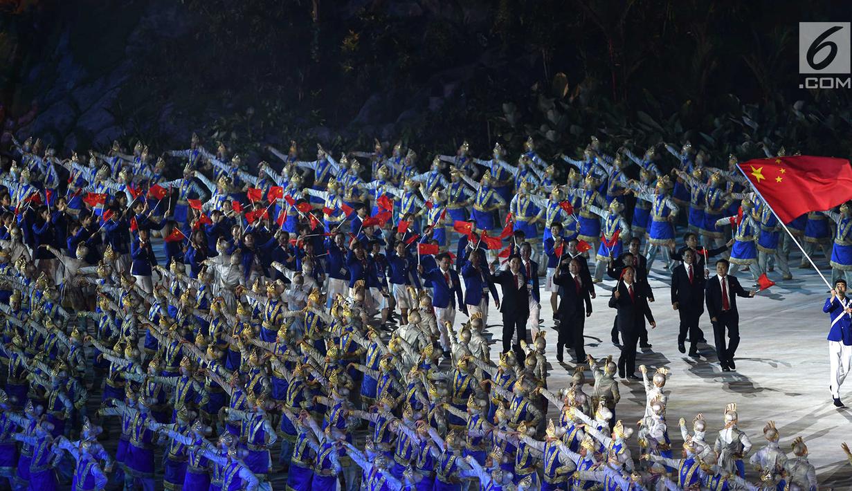 Kontingen China melintas saat pembukaan Asian Games 2018 di Stadion Utama Gelora Bung Karno (SUGBK), Jakarta, Sabtu (18/8). Asian Games 2018 diikuti 45 negara. (Merdeka.com/Imam Buhori)