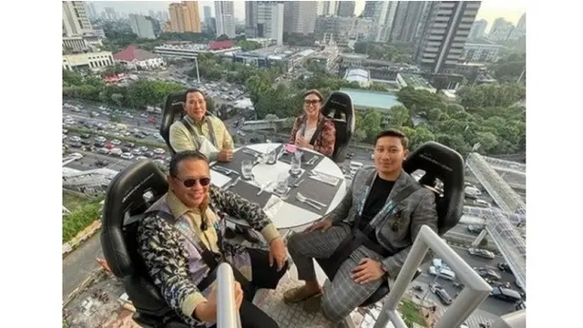 6 Potret Tommy Soeharto Coba Restoran Melayang yang Viral Bareng Sang Putra