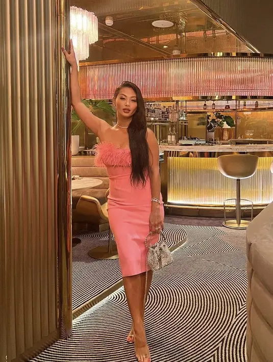 <p>Meski sudah berusia berkepala empat, bukan menjadi penghalang bagi Indah menampilkan body goalsnya. Busana yang ia kenakan pun serasi dengan warna kulit tentnya.&nbsp;@indahkalalo</p>