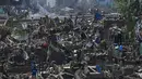 Warga membersihkan rumah-rumah mereka yang rusak akibat terjangan Topan Kalmaegi di Talisay, Provinsi Cebu, Filipina pada Rabu 5 November 2025. Di Provinsi Cebu, Filipina, warga yang paling terdampak mulai membersihkan rumah dan tempat usaha mereka yang hancur akibat banjir terburuk dalam sejarah.  (Jam STA ROSA/AFP)